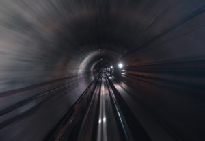 Tunnel wird mit hoher Geschwindigkeit befahren